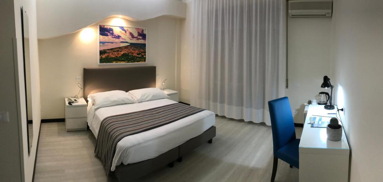 Hotel River Palace Terracina Esterno foto