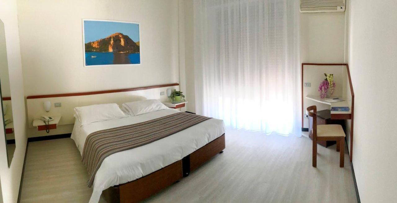 Hotel River Palace Terracina Esterno foto