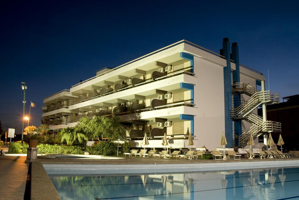 Hotel River Palace Terracina Esterno foto