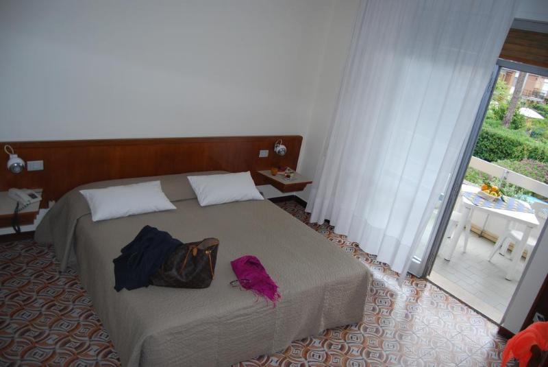 Hotel River Palace Terracina Esterno foto