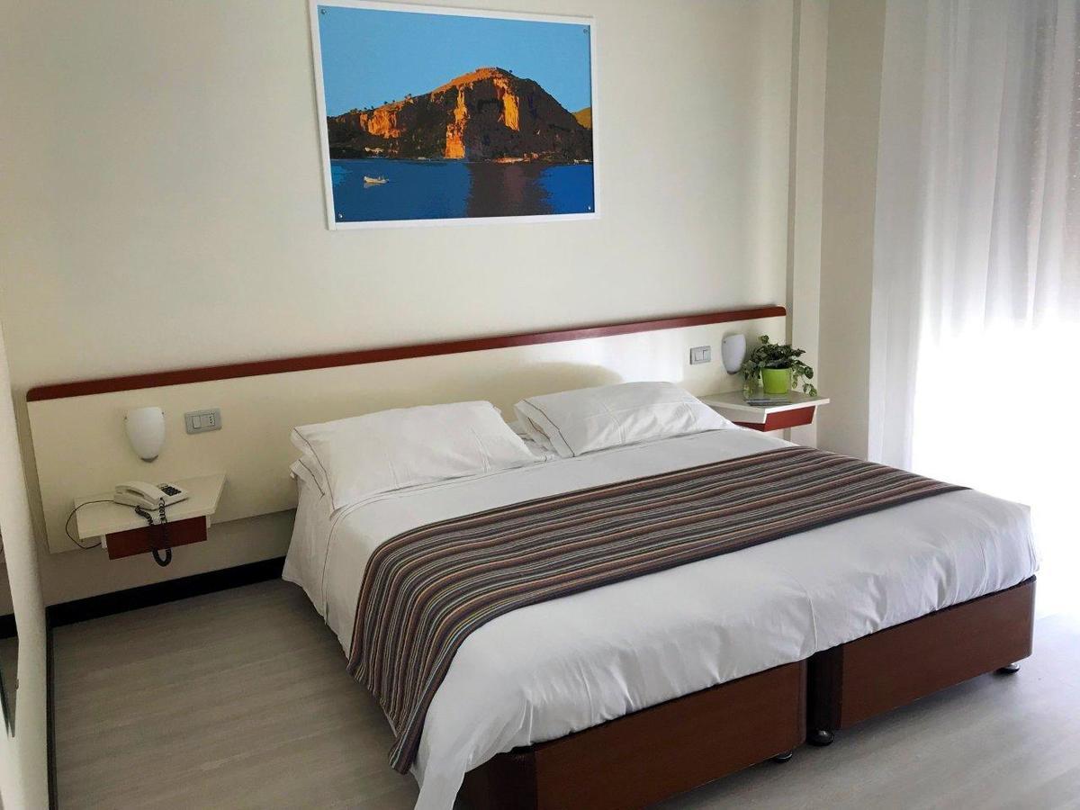 Hotel River Palace Terracina Esterno foto